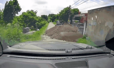 Xe đang đi thì gặp đống đất chắn hết con đường, bác tài có pha xử lý cực mượt