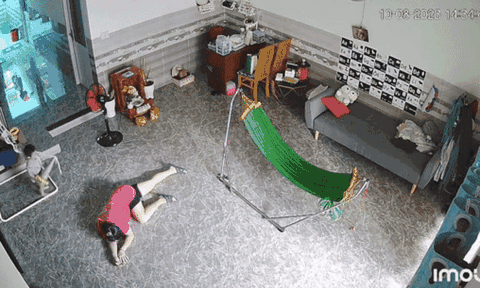 Giả ngất xỉu để thử lòng con trai nhỏ, mẹ nhận cái kết khiến ai cũng bật cười