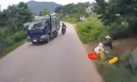 Clip: Thót tim xe máy đánh lái tránh ô tô suýt đâm vào người bán hàng