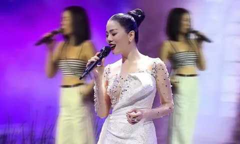 Lệ Quyên diện áo 'bé xíu' tập hát, vóc dáng thật tuổi U50 gây bất ngờ