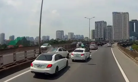 Clip: Xe Mercedes thiếu quan sát húc ô tô bay lên dải phân cách