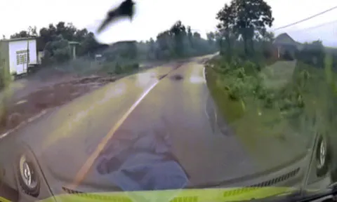 Clip: Ô tô vào cua tốc độ nhanh gặp đường đất trơn trượt và cái kết