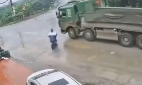 Clip: Xe tải phanh "cháy lốp" tránh va chạm xe đạp điện đi ẩu