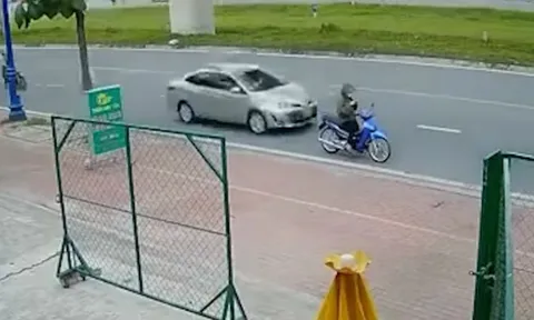 Clip: Xe máy đứng sát lề đường vẫn bị ô tô đâm