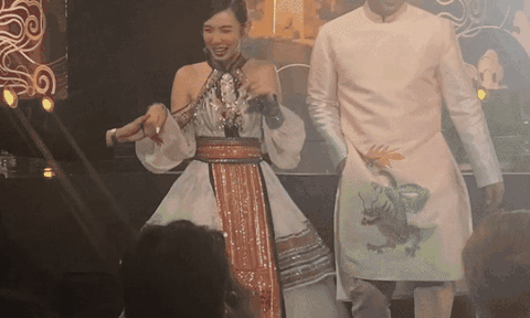 'Team qua đường' bắt trọn hành động tinh tế của Hoa hậu Thùy Tiên