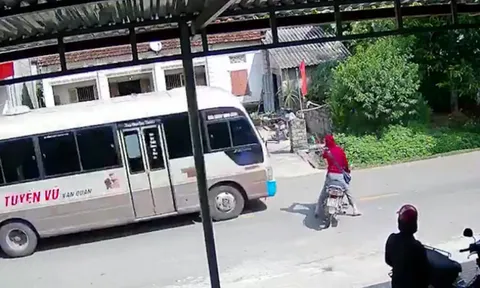 Clip: Ninja quay đầu xe lao ra giữa đường suýt bị xe khách đâm