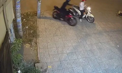 Clip: Cô gái "đứng hình" khi bị thanh niên xe máy giật điện thoại