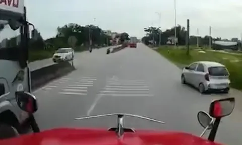 Clip: Ô tô nhập làn "như chỗ không người" khiến xe tải phanh "cháy bánh"
