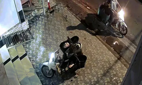 Clip: Thanh niên phóng “nhanh như chớp” tông bay xe máy đứng vỉa hè