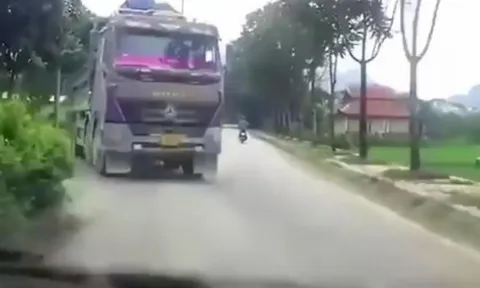 Clip: Hú hồn "xe hổ vồ" xuất hiện bất thình lình đối đầu nhau