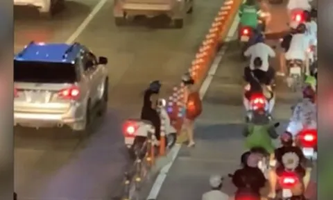 Clip: "Dở khóc dở cười" hai cô gái đi xe máy vượt dải phân cách hầm Thủ Thiêm