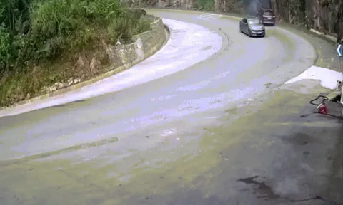 Clip: Ô tô va chạm, tài xế xuống giải quyết quên kéo phanh tay và cái kết