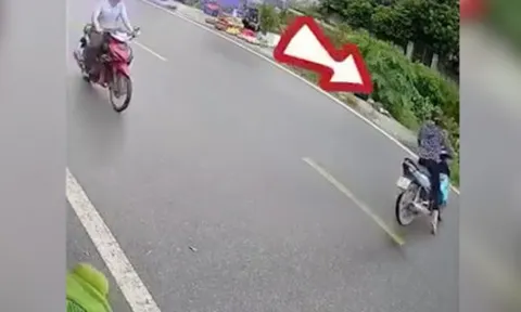 Clip: Hy hữu xe máy sang đường quan sát tỉ mỉ vẫn lao xuống mương