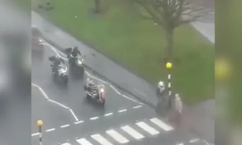 Clip: Hành động đẹp và ý nghĩa của dàn mô tô ngày mưa gió