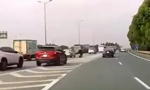 Clip: Ô tô vượt ẩu đè lên vạch xương cá, suýt đâm xe máy