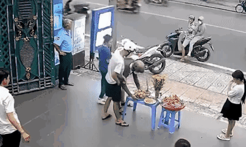 Màn 'giật cô hồn' Rằm tháng 7 được dân tình khen ngợi văn minh, lịch sự