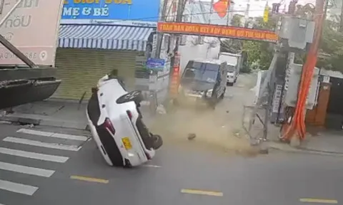 Clip: Thót tim ô tô va chạm cột điện lật nghiêng xe