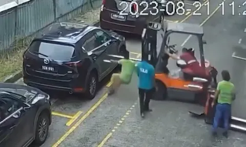 Clip: Xe nâng điện giải cứu xe nâng rồi gặp nạn đâm thủng ô tô