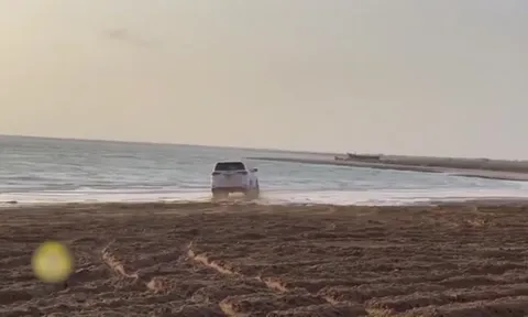 Clip: Fortuner drift trên bãi biển và cái kết lật ngửa