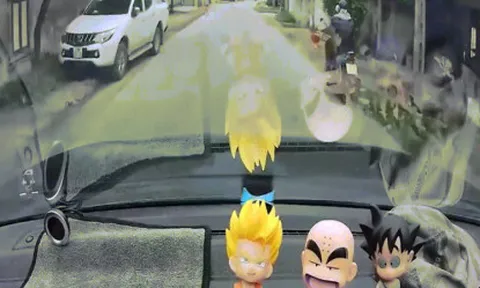 Clip: Tài xế ô tô thót tim khi bất ngờ cháu bé chạy sang đường một mình