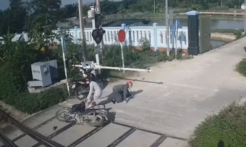 Clip: Ngao ngán xe máy cố vượt rào chắn, suýt bị tàu hỏa đâm