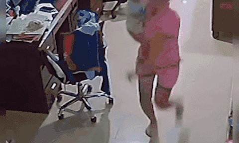 Trần nhà bất ngờ rơi xuống, mẹ phản ứng cực nhanh kéo con nhỏ khỏi nguy hiểm