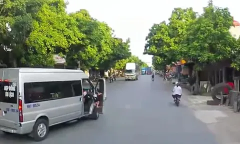 Clip: Hãi hùng ô tô đang chạy, trẻ em đu cửa phụ suýt rơi khỏi xe