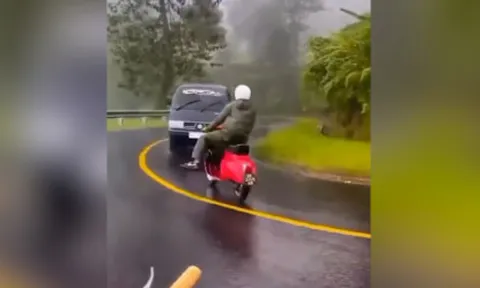 Clip: Hú vía thanh niên không quan sát suýt đối đầu ô tô