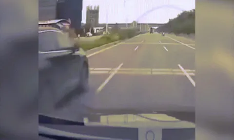 Clip: Tránh xe máy sáng đường, ô tô quay compa 360 độ