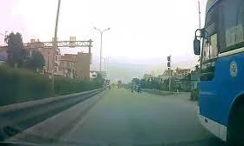 Clip: Xe máy sang đường ẩu khiến ô tô phanh "cháy đường"