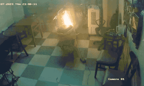 Xe điện đang sạc bốc cháy giữa đêm, gia chủ tránh được hỏa hoạn nhờ 1 điều