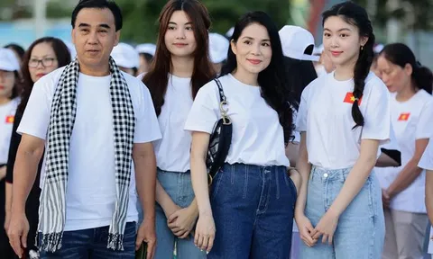 Hai ái nữ nhà MC Quyền Linh khoe nhan sắc ngọt ngào qua 'cam thường'