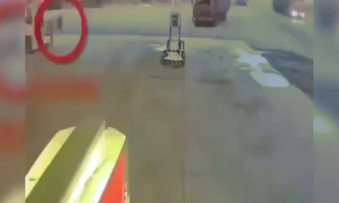 Clip: Hãi hùng thanh niên lấy thân mình đẩy ô tô thoát nạn trong gang tấc