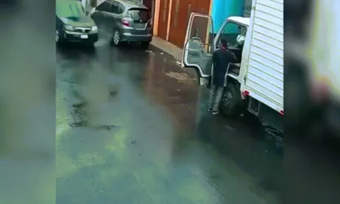 Clip: Tài xế "méo mặt' khi ô tô va chạm cánh cửa xe