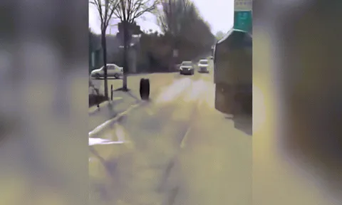 Clip: Ô tô đang đi bất ngờ rơi bánh, các xe phía trước tá hỏa