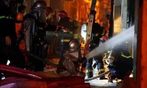 Khoảnh khắc hô hấp cứu nạn nhân trong vụ cháy ở Hà Nội: Cố lên anh ơi, sống rồi