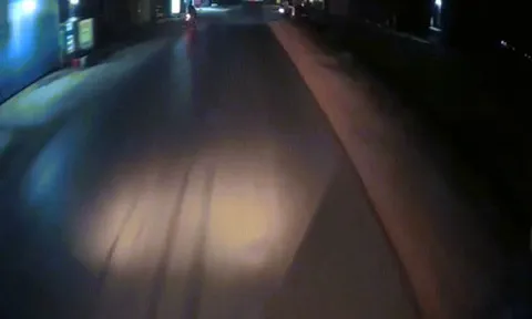 Clip: Xe máy sang ẩu gặp ô tô phóng nhanh suýt đâm vào nhau