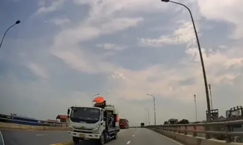 Clip: Thót tim xe tải vượt ẩu lấn làn trên cao tốc