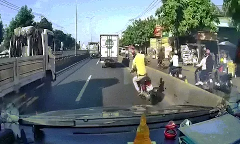 Clip: Xe máy lạng lách đánh võng thoát chết thần kỳ khi va chạm với 2 ô tô