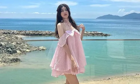 Ái nữ Hạt Dẻ diện trang phục khoe vai trần, visual 'xinh như thiên thần'