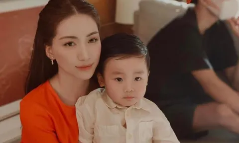 Hòa Minzy xin lỗi quý tử vì không cho con một gia đình trọn vẹn