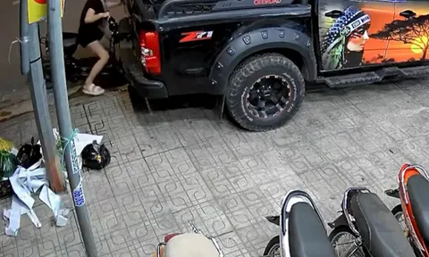 Clip: Cô gái mải điện thoại đâm thẳng vào đuôi xe bán tải