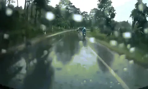 Clip: Xe Transit vào cua tốc độ cao rồi drift trên đường như phim hành động