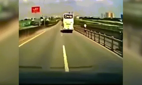 Clip: Pha đánh lái tránh container khiến ai cũng "thót tim"