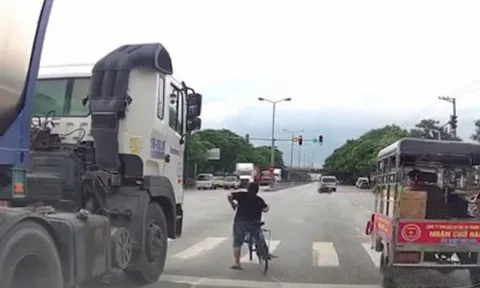 Clip: Xe đạp thoát nạn may mắn khi đi vào góc "tử thần" của xe bồn