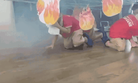 Học kỹ năng thoát hiểm khi cháy, bé mầm non có hành động khiến tất cả bật cười