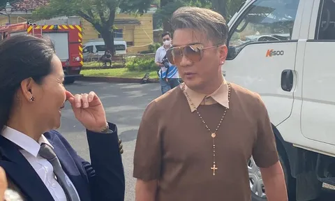 Đàm Vĩnh Hưng lộ diện tại phiên tòa xét xử bà Nguyễn Phương Hằng