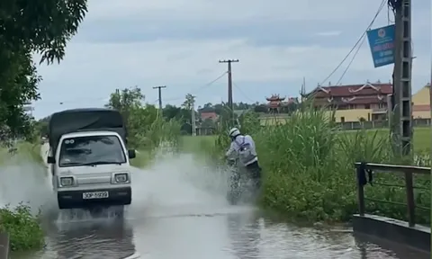 Clip: "Bác tài" thiếu tinh tế khiến cậu học sinh ướt sũng