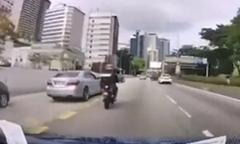 Clip: Xe máy ngã ra đường vì ô tô phanh gấp để "trả thù"