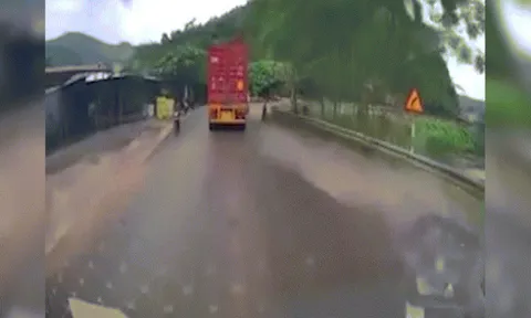 Clip: Xe đạp thoát nạn khi container ôm cua suýt "nuốt" vào gầm